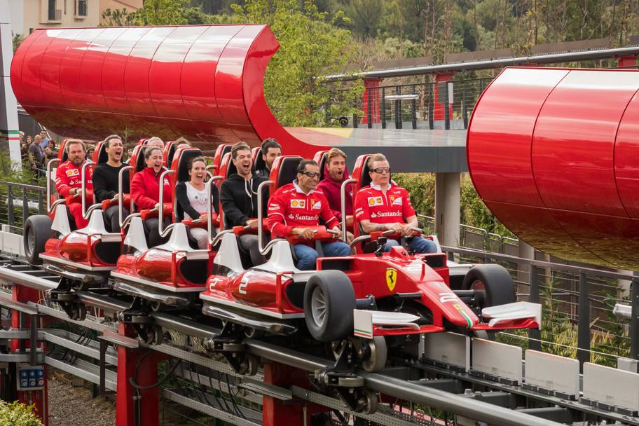 Kimi Raikkonen ha visitato per la prima volta Ferrari Land, l’unico parco tematico in Europa dedicato al Cavallino. Accompagnato da Marc Gene, il pilota finlandese si  divertito a provare le attrazioni a cominciare dall’acceleratore verticale Red Force: il roller coaster pi alto e pi veloce in Europa
